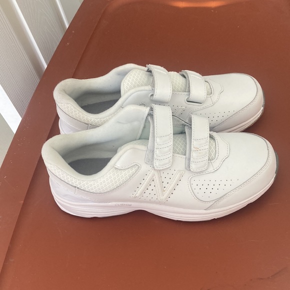 Newer New Balance Leather all white walking shoes *Repaired* Sz 11 - Picture 2 of 11